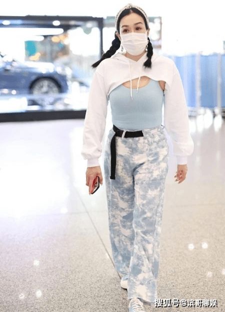 钟丽缇羊角辫造型引热议 青春活力与岁月痕迹的交织